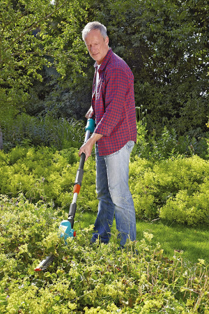 Телескопические ножницы для живой изгороди аккумуляторные Gardena THS 42/18V  с АКБ 14732-20