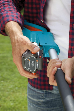 Телескопические ножницы для живой изгороди аккумуляторные Gardena THS 42/18V  с АКБ 14732-20