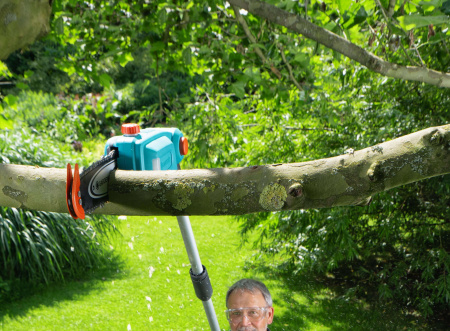 Телескопическая пила для обрезки высоких веток аккумуляторная Gardena TCS 20/18V без АКБ 14770-55