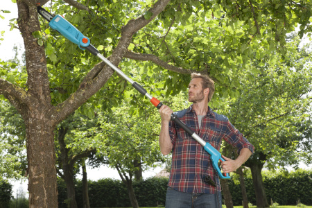 Комплект: высоторез телексопическиий аккумуляторный Gardena TCS Li 18/20 + штанговые ножницы для живой изгороди THS Li 18/42 08867-20